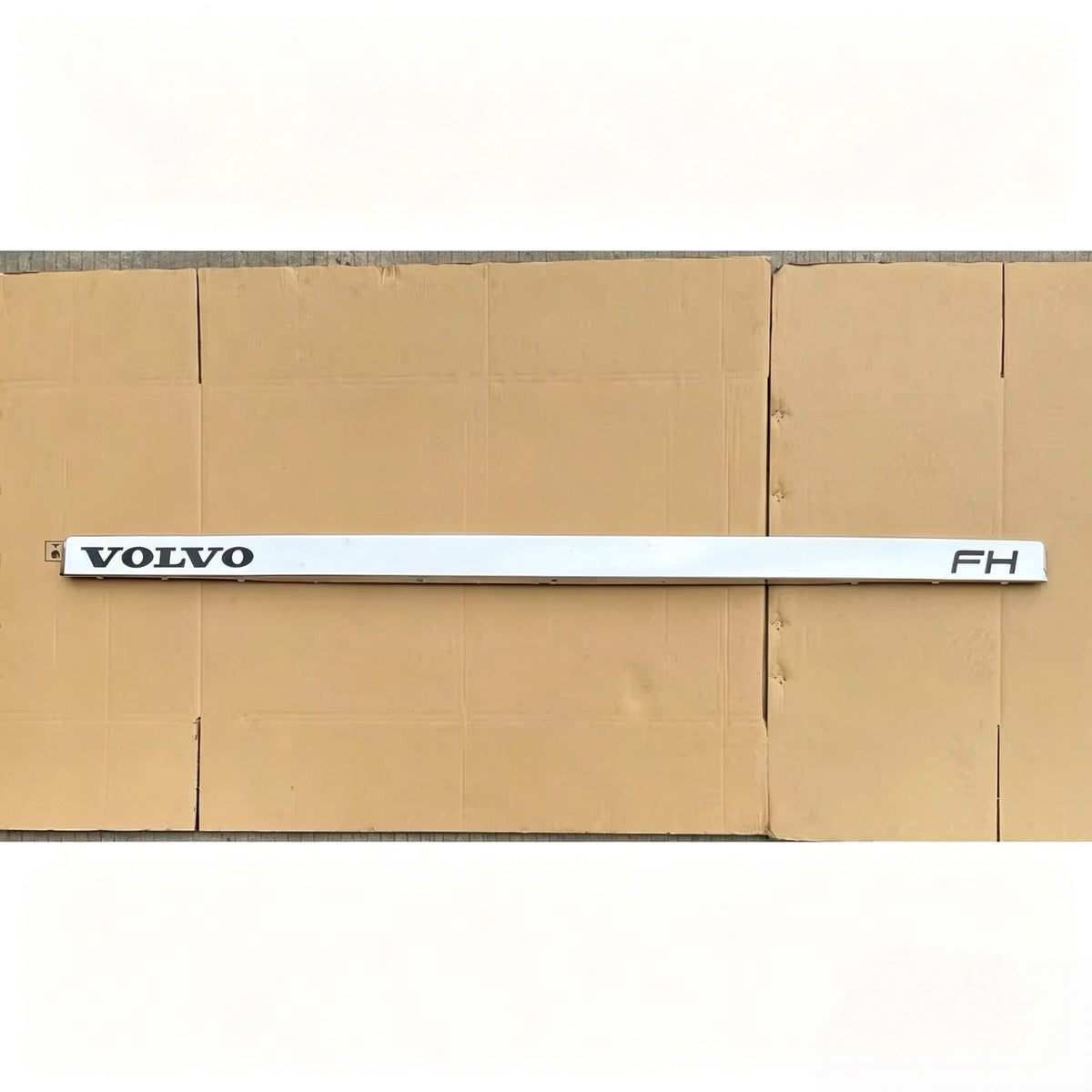 Grille Upper Garnish for Volvo FH13 FH Truck — Ref. 82255521 / 21089174