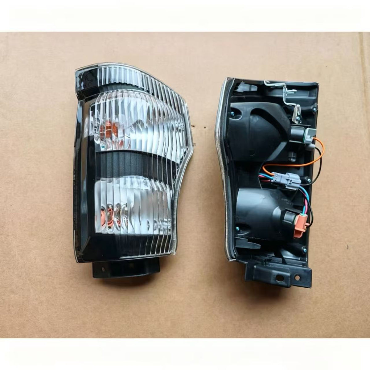 Corner Lamp RH (black) for Isuzu NQR NKR 150 600P — Ref. 8-98010-893-0 / 8-98010893-0 / 8980108930