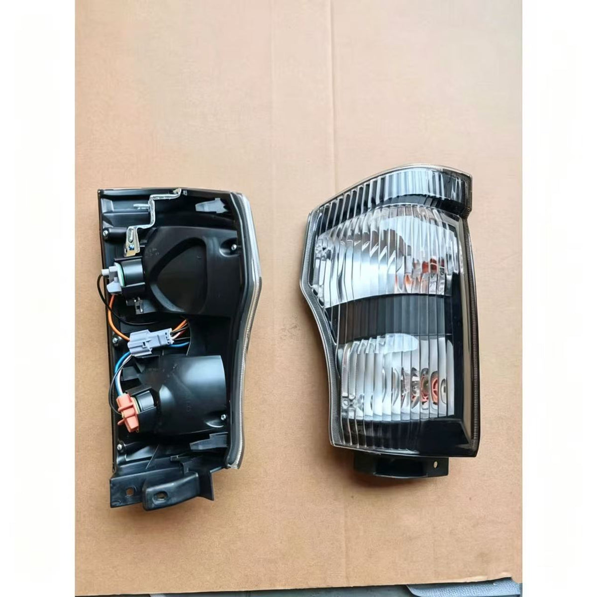 Corner Lamp LH (black) for Isuzu NQR NKR 150 600P — Ref. 8-98010-894-0 / 8-98010894-0 / 8980108940