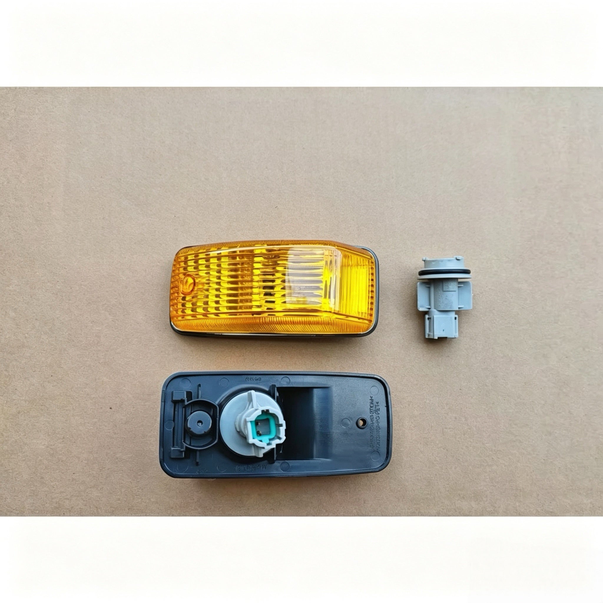 Side Lamp (Yellow) for Nissan QUON for UD QUON Truck Spare Body Parts