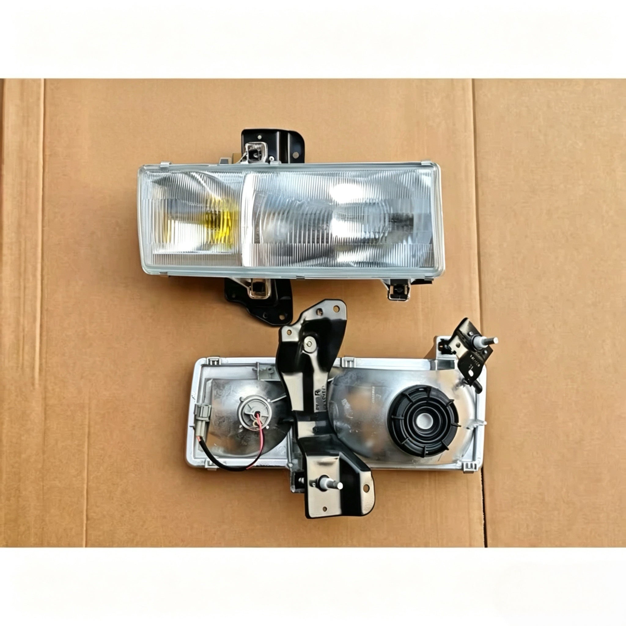 26010-31Z01 2601031Z01 Headlamp LHD RH for NISSAN for UD PKB CWM 454 Truck Spare Body Parts