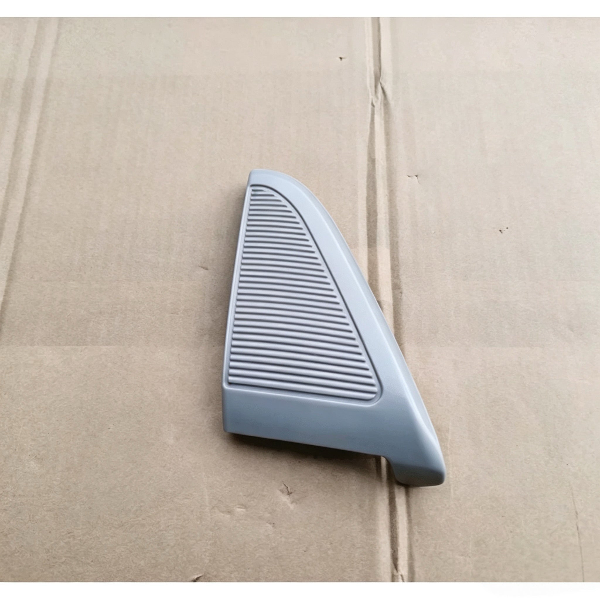 Grlle Reflector RH for NISSAN UD PKB CWM 454 Truck Spare Body Parts