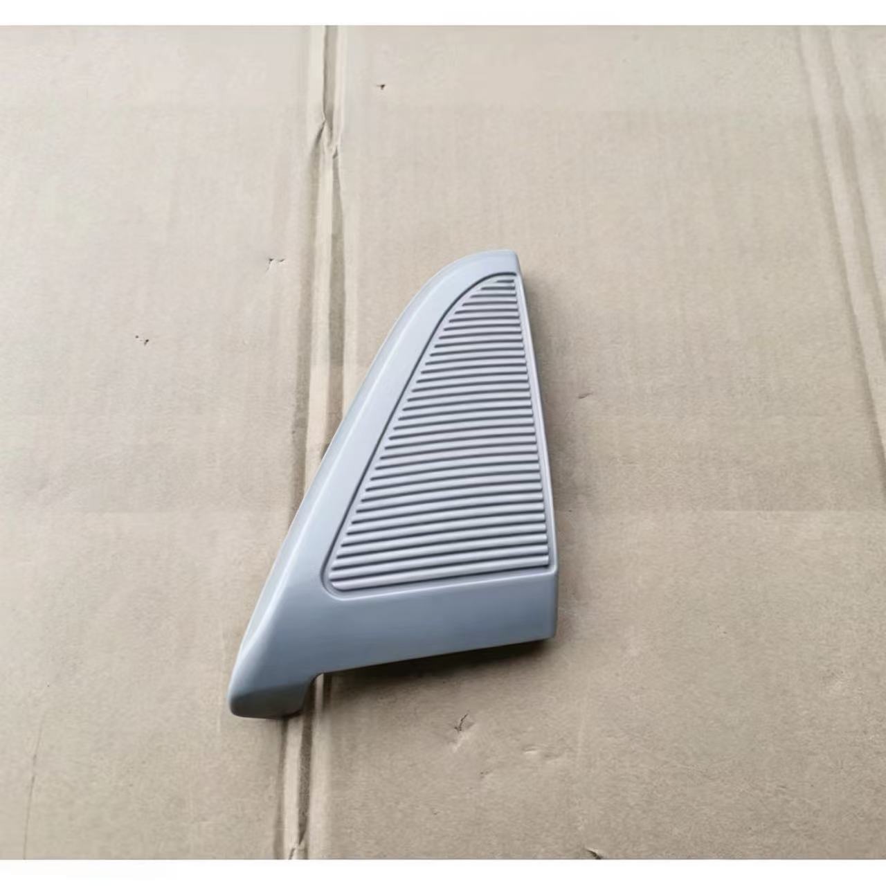 Grlle Reflector LH for NISSAN UD PKB CWM 454 Truck Spare Body Parts