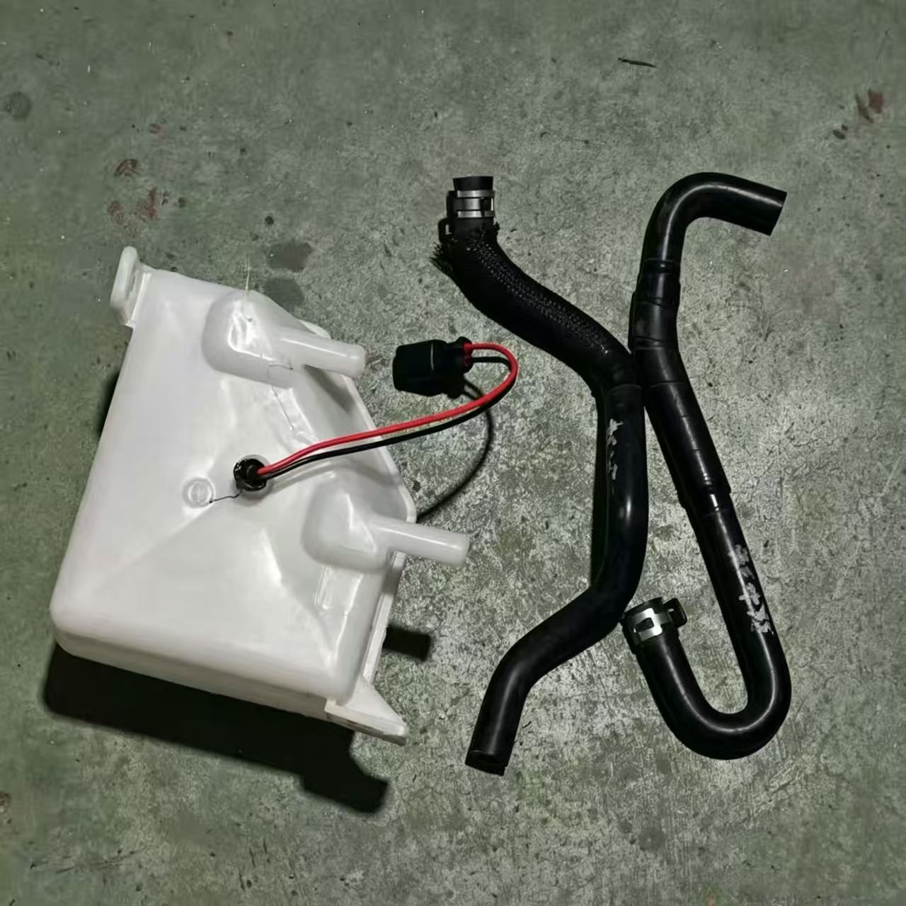 Brake Fluid tank Type B (different Tube) with Tube for hino 500 Truck Spare Parts