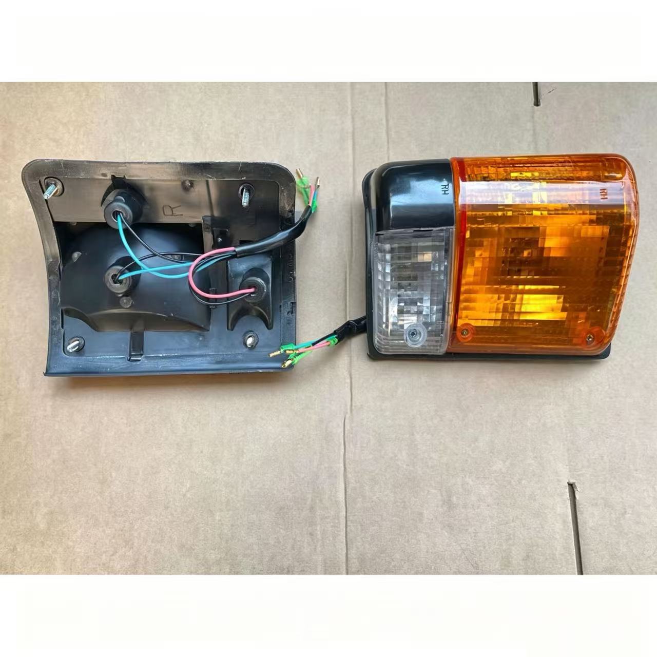 8-94257411-2 8942574112 ISUZU ROCKY195/175 Right Side Light in Plastic Material for NPR