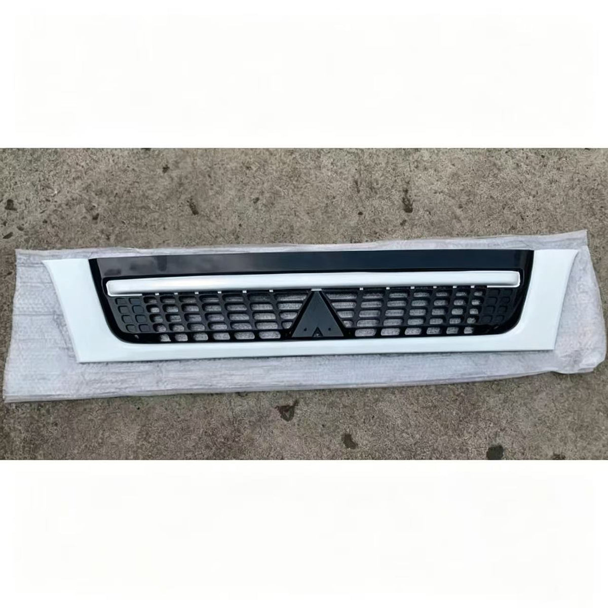 Grille Black and White Narrow 137cm for FUSO CANTER 2006 FE84D FE85D Truck Spare Parts