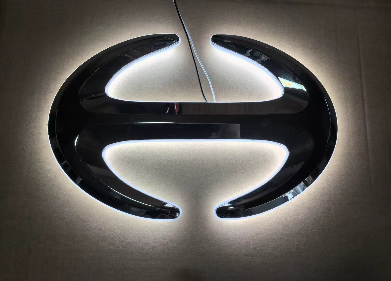 Hino logo Chrome Illuminated Emblem （24v）