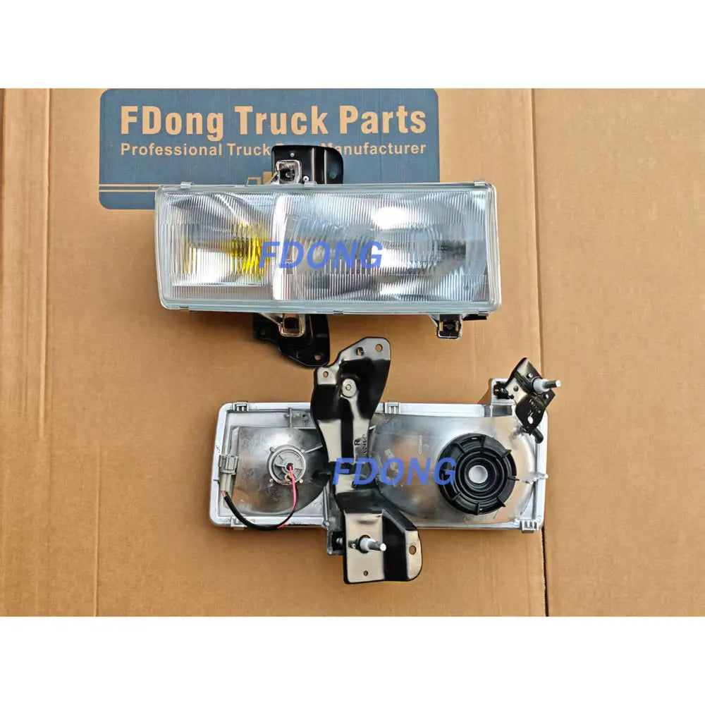 26010-31Z01 2601031Z01 Headlamp LHD RH for NISSAN for UD PKB CWM 454 Truck Spare Body Parts